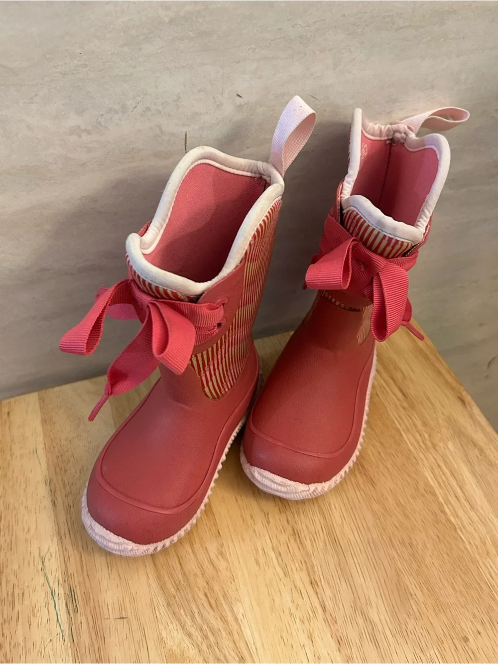 Muck Boot Kid's Halo Prints Boot in the Pink Ballerina Chevron style.